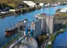 Installations portuaires à Rouen, avec un navire à quai.