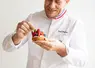 Boulanger Joël Defives avec une pâtisserie à base de blé dur Panzani solutions