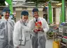 Annie Genevard et Albert Mathieu, président-directeur-général de Panzani, lors de la visite de la ministre dans l'usine de Marseille
