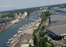 Le Rhin canalisé dans la zone industrielle de Strasbourg et en période de pleines eaux. 