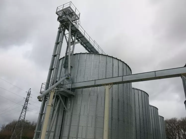 Quatre cellules de stockage spécialement dédiées au blé CRC ont été construits par le négociant agricole Suplisson. © Thierry Michel