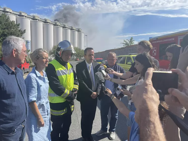 Conférence de presse ce matin devant les silos à grains de la Sica Atlantique à La Rochelle, pour évoquer l'incendie en cours.