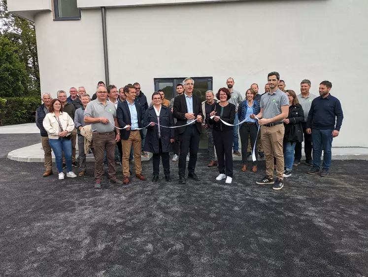 Personnel de la minoterie de Courçon inaugurant le nouveau moulin