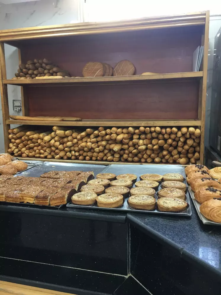 étalage de boulangerie à Tunis (Tunisie), baguettes, pain, viennoiseries