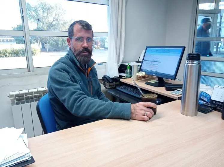 Portrait de Gonzalo Rodera, conseiller au sein de la Coopérative agricole de Tres Arroyos, assis à son bureau