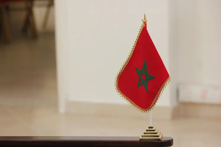 Drapeau du Maroc posé sur un bureau.