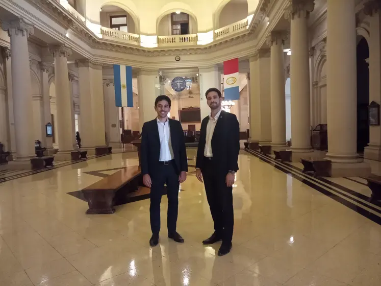 Les analystes marché de la Bourse du commerce de Rosario (BCR), Bruno Ferrari (à gauche) et Guido D’Angelo (à droite).
