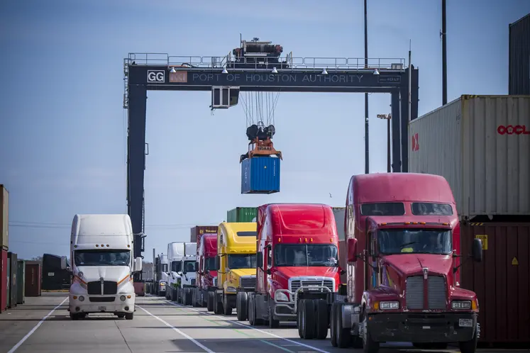 File de camions sur le site portuaire de Houston aux Etats-Unis.