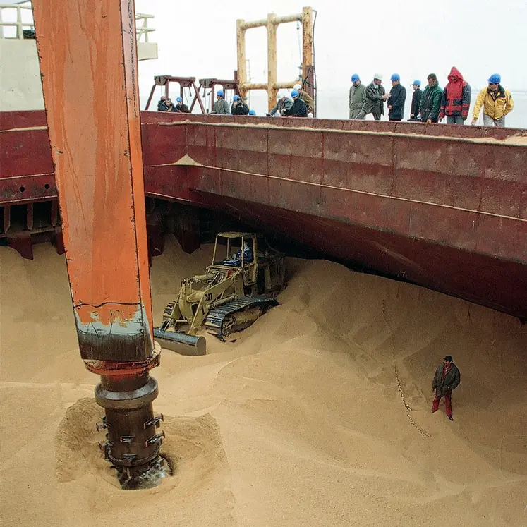 Déchargement de tourteau de soja d'une cale de navire