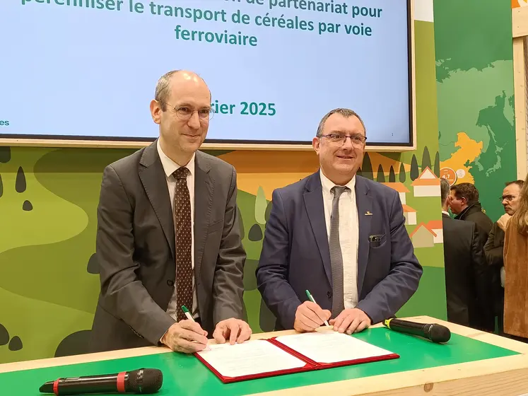 Matthieu Chabanel (à gauche), président-directeur général de SNCF Réseau, et Benoît Piètrement, président d’Intercéréales, lors de la signature, mardi 25 février 2025 sur le stand d’Intercérales au Salon international de l’agriculture, d’une convention de partenariat de cinq ans pour améliorer la performance du fret ferroviaire de céréales en France.