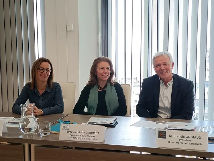 Cécile Ricchiardi (à gauche), présidente du conseil de surveillance, Sandrine Gourlet, présidente du directoire, et Francis Grimaud, président de l'Union maritime La Rochelle