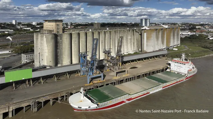 Port et bateau au port de Nantes Saint-Nazaire