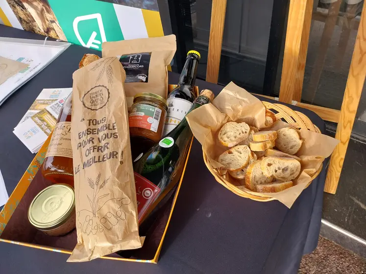 Panier de produits Terres de Sources avec baguette avec sachet Terres de Sources et corbeille de pain