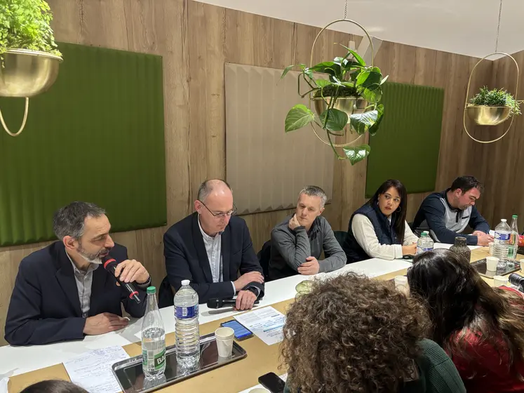 Gilles Robillard (Terres Univia), Pierre Toussaint (Axéréal), Thomas Monville (Axéréal), Wassila Riah-Anglet (UniLaSalle) et Fabien May (agriculteur) lors de la conférence de presse sur le projet Arpège d'Axéréal au Salon de l'Agriculture le 24 février 2025