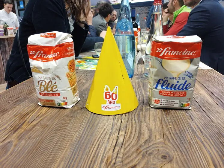 Deux paquets de farine de la marque Francine posés sur un table pendant le Salon international de l'agriculture SIA 2025.