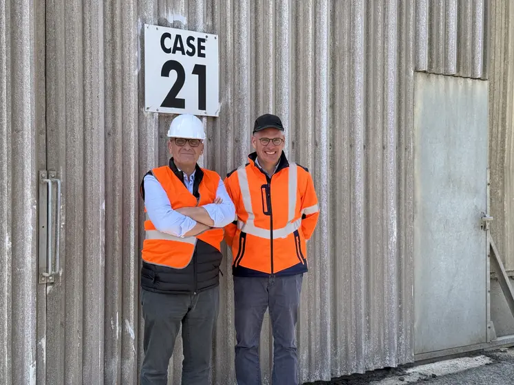 De gauche à droite, Christophe Michaut, market manager acidifiant et aquaculture de Vitalac Biotech, et Jean-Baptiste Leménager, responsable d’exploitation de Sea Invest à Montoir-de-Bretagne.