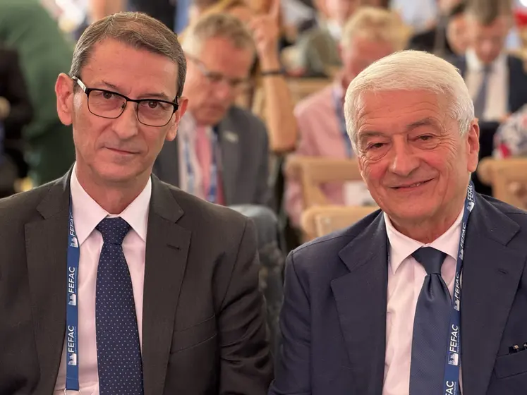 Les présidents de la Fefac (Pedro Cordero), à gauche, et d’Assalzoo (association de référence de l’industrie italienne de l’alimentation animale), Silvio Ferrai, à droite.