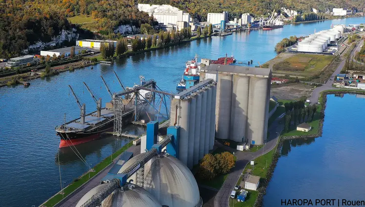 Installations portuaires à Rouen, avec un navire à quai.
