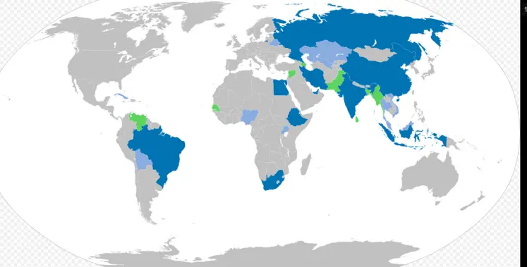 La nouvelle carte mondiale du bloc des pays Brics + ou aspirants, d’une manière ou d’une autre, à le rejoindre. Légende : en bleu foncé, les membres ; en bleu clair, les pays partenaires (Belarus, Bolivie, Cuba, Kazakhstan, Malaisie, Nigeria, Thaïlande, Ouganda, Ouzbékistan, Vietnam) ; en vert, les pays candidats (Azerbaïdjan, Bangladesh, Myanmar, Pakistan, Sénégal, Sri Lanka, Syrie et Venezuela). A noter que l’Argentine, l’Algérie ou encore la Turquie ne rentrent dans aucune de ces catégories.