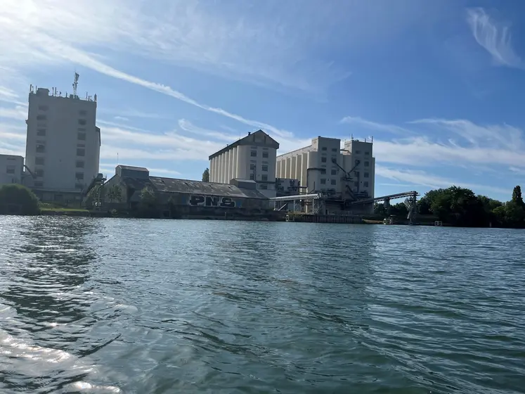 Silos Valfrance à Vaux le Pénil et quai de chargement de barges, vus du fleuve.