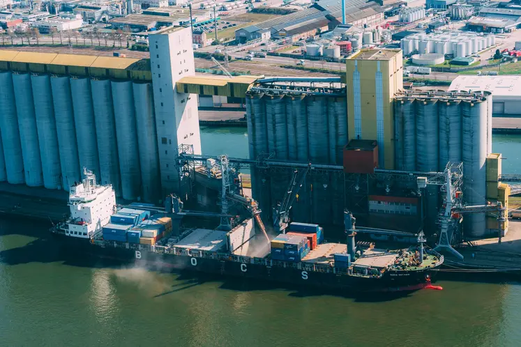 Silo Sénalia de la Presqu'île Elie sur le port de Rouen.