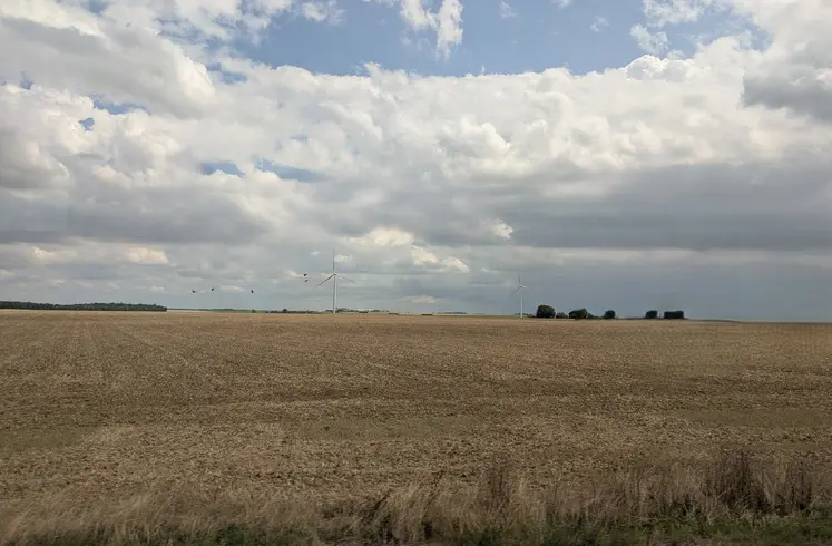 champ moissonné, avec éolienne au loin, Creuse, août 2025