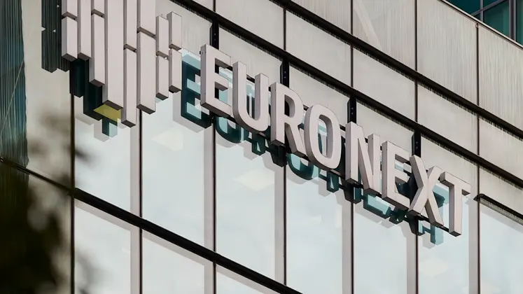 Logo Euronext sur la façade d'un bâtiment.