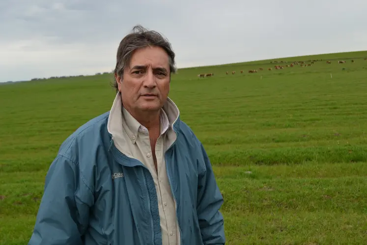 Gédéon Pereira, le vice-président de la Confédération nationale agricole brésilienne, sur le pont des silos de sa vaste ferme de Bagê, au Rio Grande do Sul.