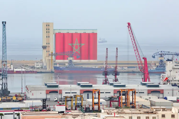 Silo céréalier portuaire au Maroc.