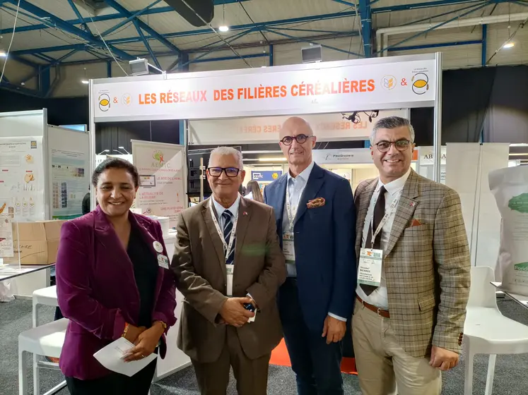De gauche à droite : Fouza Smouhi, ingénieure agroalimentaire et administrateur à l’Aemic, Moulay Abdelkader Alaoui, président de la Fédération nationale de la meunerie marocaine, Yann Lebeau, responsable régional Afrique du Nord, de l’Ouest et du Sud chez Intercéréales, et Youssef Bennis, directeur général de la Fédération nationale de la meunerie marocaine.