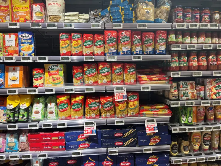 rayon de pâtes dans une supérette