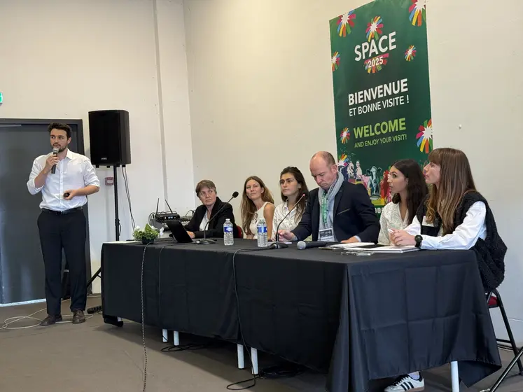 Photo de la tribune lors de conférence que l'association Duralim a tenu une conférence au Space 2025 sur la décarbonation des filières élevages.