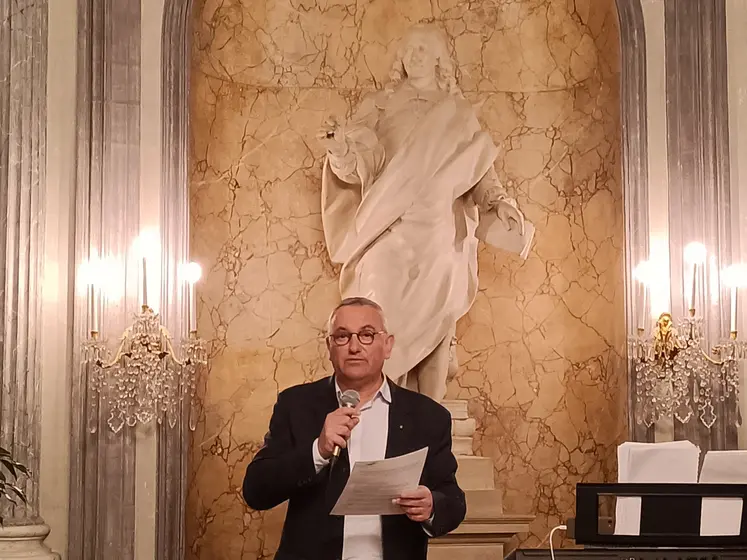 Stéphane Ménard, président de la Bourse de Commerce de Rouen, lors de son discours pour célébrer les 100 ans de la Bourse de la ville normande, dans le cadre grandiose de la salle des Etats de l’Archevêché.