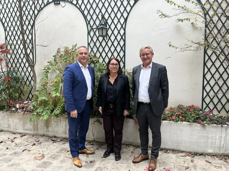 De gauche à droite : Olivier Paul (Lidea), président de l'UFS, Rachel Blumel, directrice générale de l'UFS, et Rémi Bastien (Limagrain), vice-président de l'UFS, à la conférence de presse de l'Union française des semenciers à Paris le 5 novembre 2025.