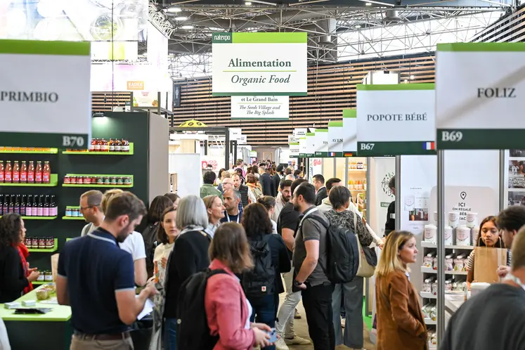 Visiteurs dans les allées du salon Natexpo 2024.