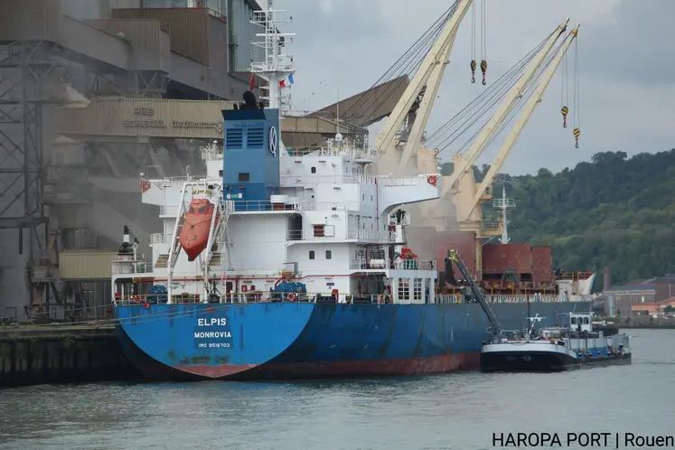 Le ELPIS venu charger 30000 tonnes d'orge fourragere a destination du Mexique sur la presqu'ile Elie.