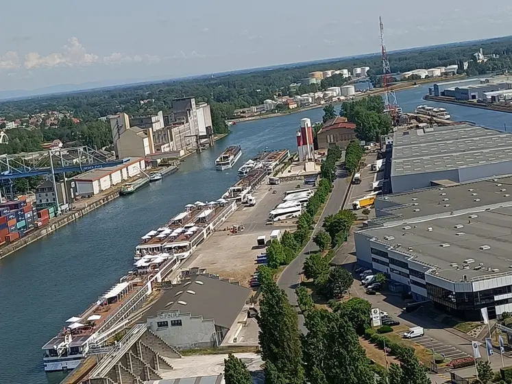 Le Rhin canalisé dans la zone industrielle de Strasbourg et en période de pleines eaux. 