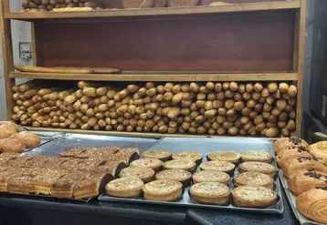 étalage de boulangerie à Tunis (Tunisie), baguettes, pain, viennoiseries