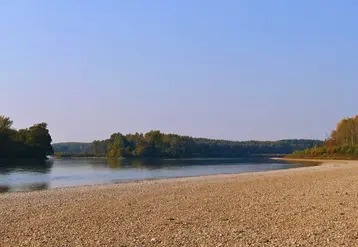 <em class="placeholder">Basses eaux du Danube. Le réchauffement climatique perturbe de plus en plus la logistique du commerce des grains, en particulier dans le transport fluvial. </em>