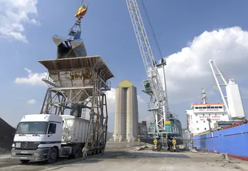 Déchargement d'un bâteau d'engrais TSP (Triple super phosphate) en provenance de Sfax (Tunisie)