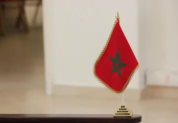 Drapeau du Maroc posé sur un bureau.