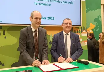 Matthieu Chabanel (à gauche), président-directeur général de SNCF Réseau, et Benoît Piètrement, président d’Intercéréales, lors de la signature, mardi 25 février 2025 sur le stand d’Intercérales au Salon international de l’agriculture, d’une convention de partenariat de cinq ans pour améliorer la performance du fret ferroviaire de céréales en France.