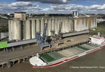 Port et bateau au port de Nantes Saint Nazaire