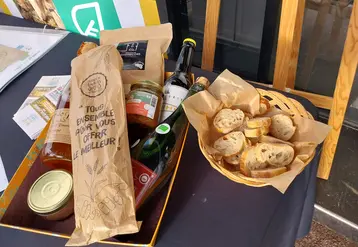 Panier de produits Terres de Sources avec baguette avec sachet Terres de Sources et corbeille de pain