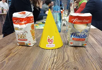 Deux paquets de farine de la marque Francine posés sur un table pendant le salon de l'agriculture SIA 2025