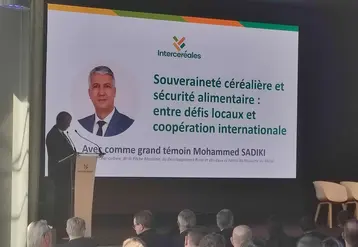 L'ancien ministre du Maroc fait un discours en public lors de la sixième Matinée Export & Bourse de l’Exécution
