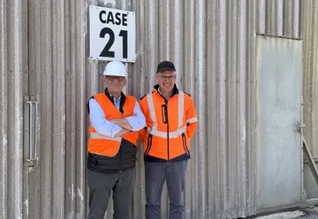 De gauche à droite, Christophe Michaut, market manager acidifiant et aquaculture de Vitalac Biotech, et Jean-Baptiste Leménager, responsable d’exploitation de Sea Invest à Montoir-de-Bretagne.