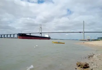 Vraquier sur le fleuve du Paraná à hauteur de la ville de Rosario.