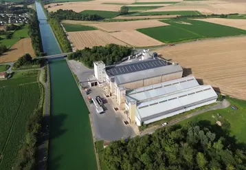 Silo de Moislains d'Unéal, bord à quai du canal du Nord.