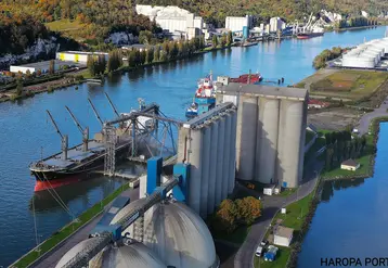 Installations portuaires à Rouen, avec un navire à quai.